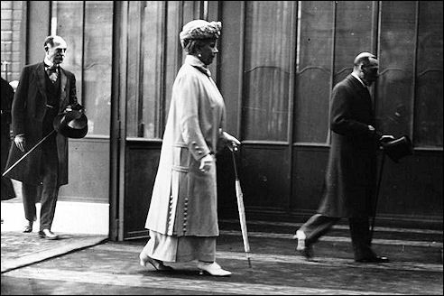 koningin Mary met koning George V in Parijs