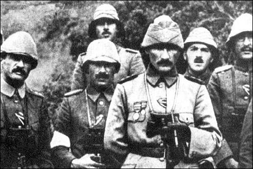 Mustafa Kemal met enkele officieren