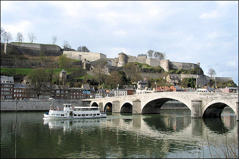 Namen met brug en vesting
