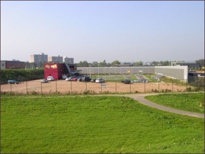 het clubgebouw en de baan van de EVMC gezien vanaf de Broekdijk