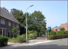de kruising met de Enkweg; de Bergweg gaat hier naar links (h3919)