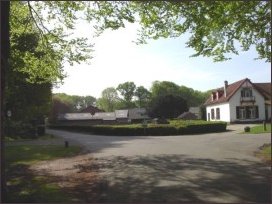 het kruispunt van de Van Spaenallee en de oprijlaan van Biljoen met de weg Biljoen (2040)