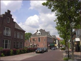 de westzijde van de straat vanaf de kerk naar het noorden (h2273)