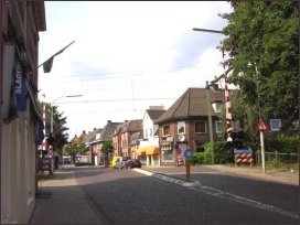 van de hoek van de Brugweg naar de overweg (h3745)