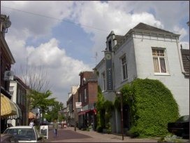 de oostzijde van de Emmastraat vanaf de Nieuwstraat (h2275)