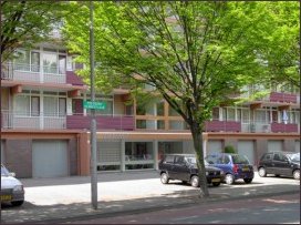 het flatgebouw de Enthof tegenover het Kerkpad (h2296)