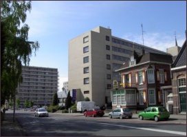de oude directiewoning ingeklemd tussen postkantoor en flat van Den Heuvel (h2097)