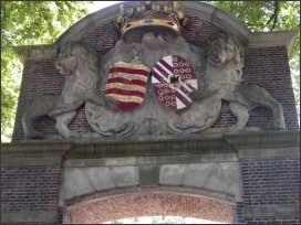 wapens boven de poortdoorgang (h3860)