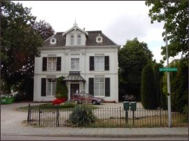 de voorgevel van de villa Sperata (h4254)