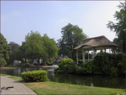 de muziektent vanaf het kruispunt Overbeeksingel/Vijverlaan (h3871)