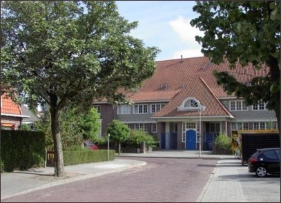 de voorgevel van het appartementencomplex aan de Vondellaan, gezien vanaf het Enkplein (h4097)